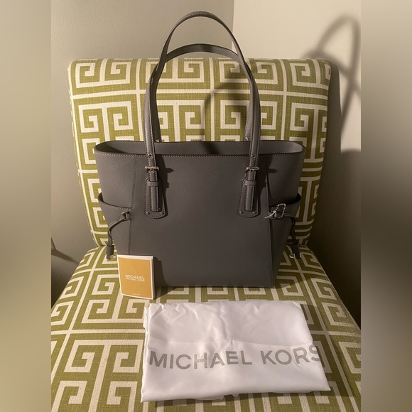 SOLD! NEW! Michael Kors Pearl Grey Voyager Crossgrain Leather Medium Tote Bag - Picture 8 of 12